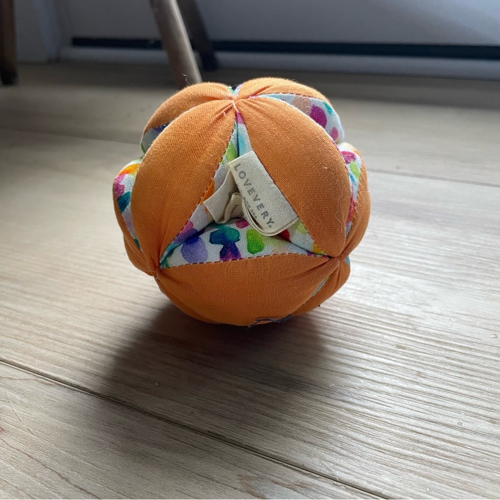 LOVEVERY organic cotton ball from The SENSER Playkit months 5-6